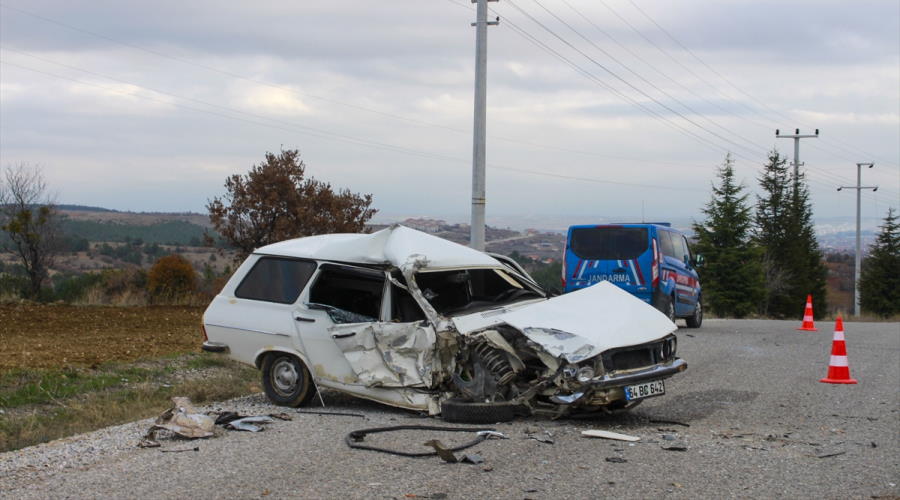 Uşak'ta kamyonetle otomobil çarpıştı, 2 kişi yaralandı