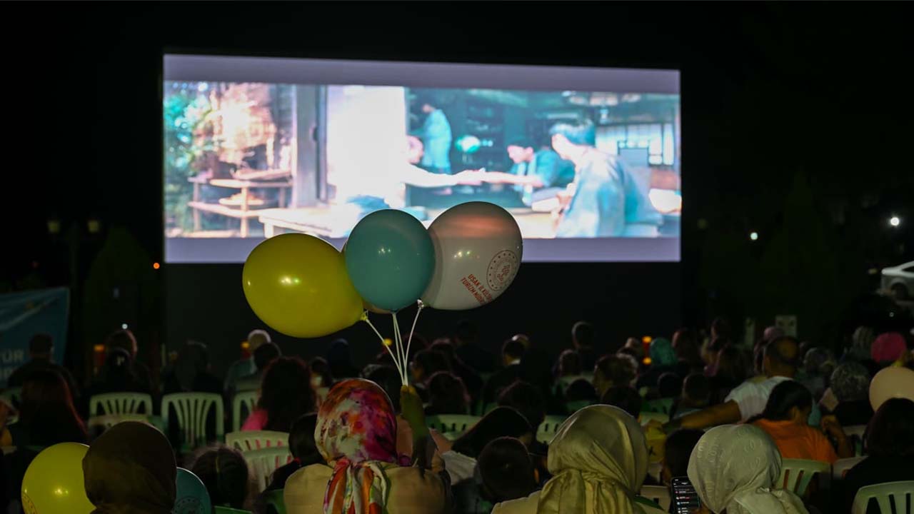 Ulubey’deki açık hava sinema etkinliğine Vali Aktaş da katıldı
