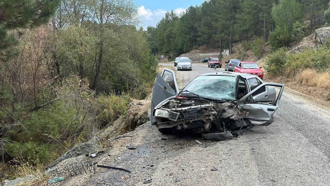Dağyenice köyü yolunda iki otomobil çarpıştı, 3 yaralı