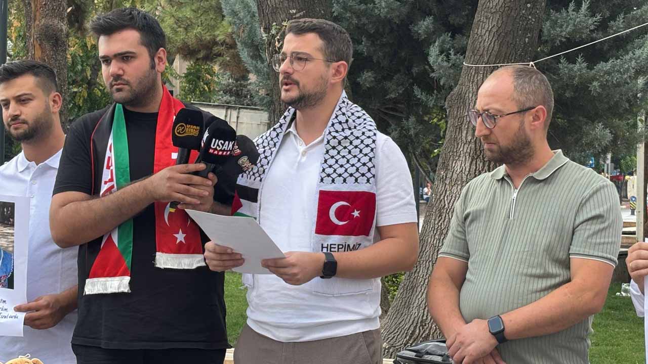 Uşak’ta Gazze için boş sıralar ve Filistin atkılarıyla basın açıklaması
