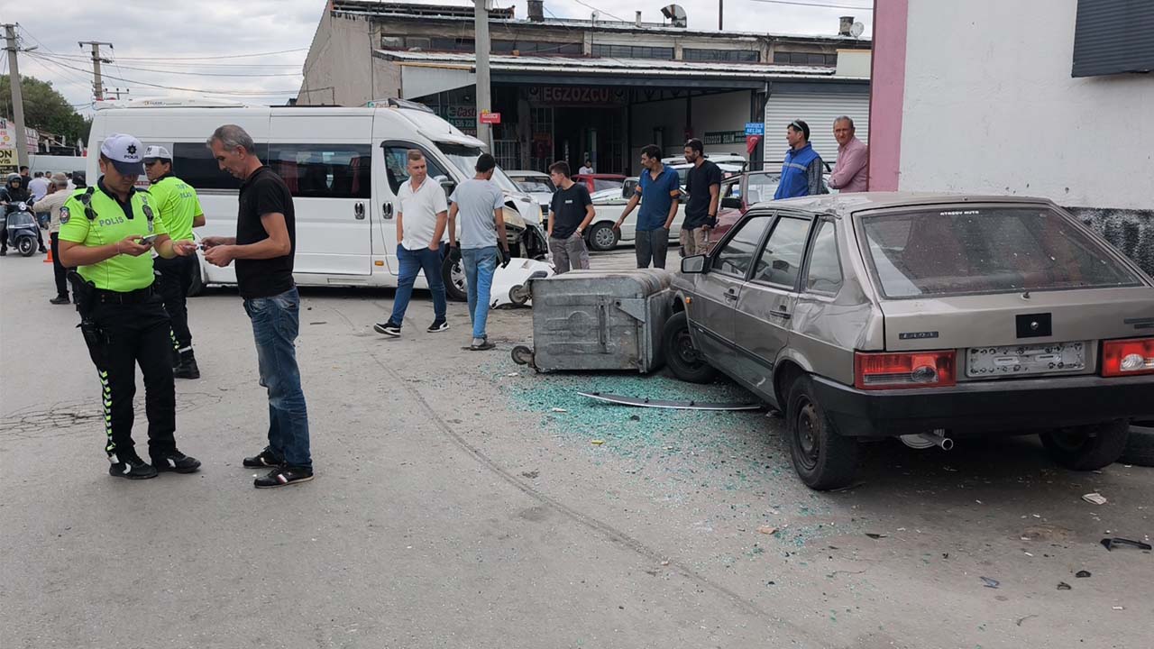 Kütahya'da servis minibüsü ile öğrenci servisi çarpıştı, 7 kişi yaralandı
