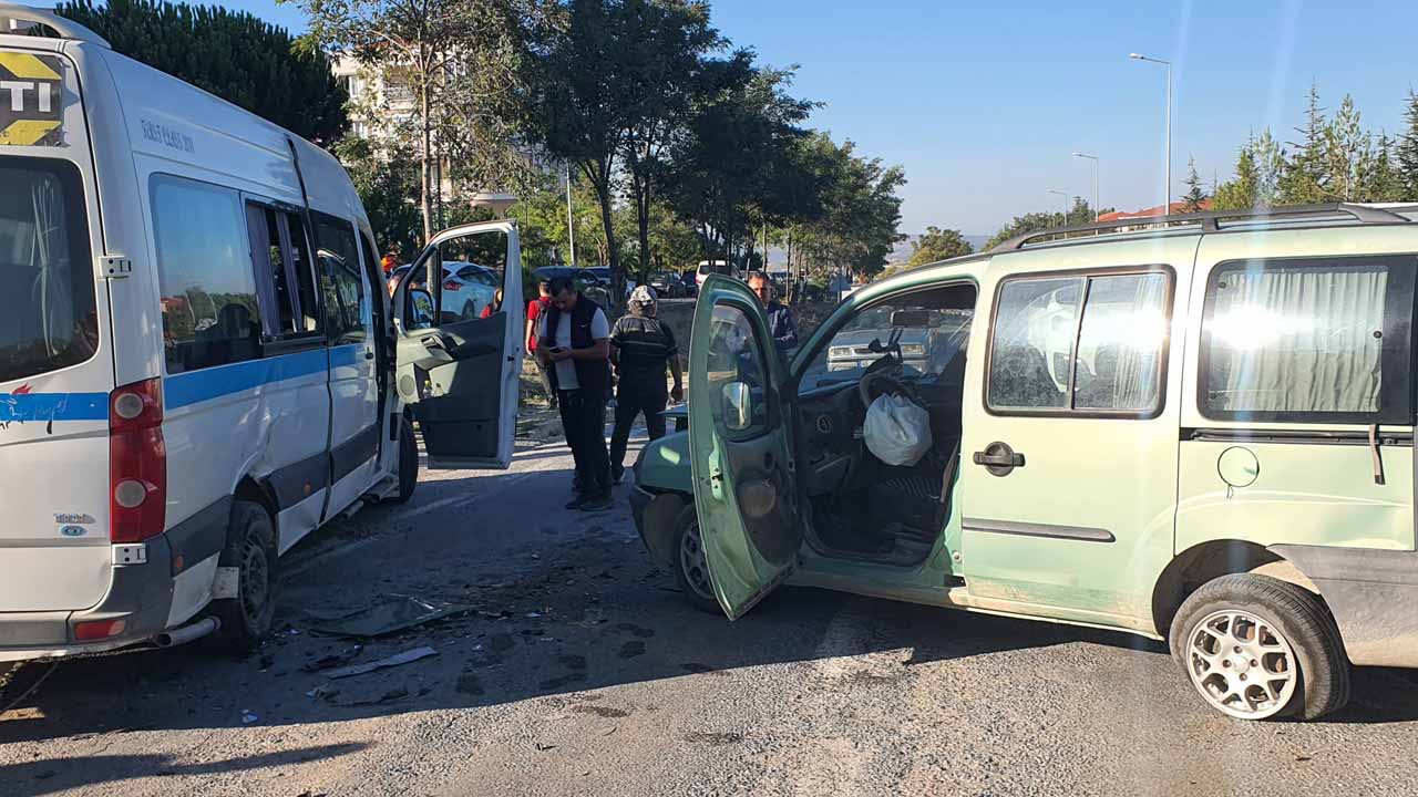 Demirci'de trafik kazası, 8'i öğrenci 9 kişi yaralandı