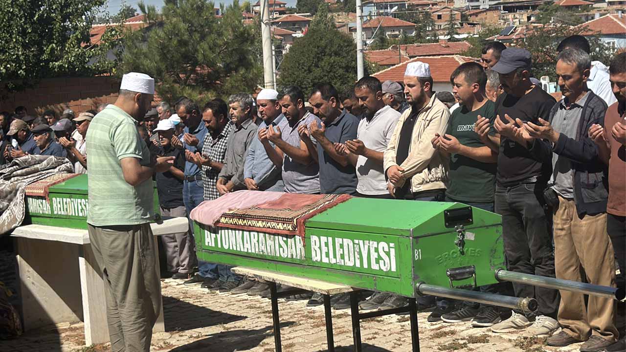 Afyonkarahisar'da öldürülen iki kadının cenazesi defnedildi