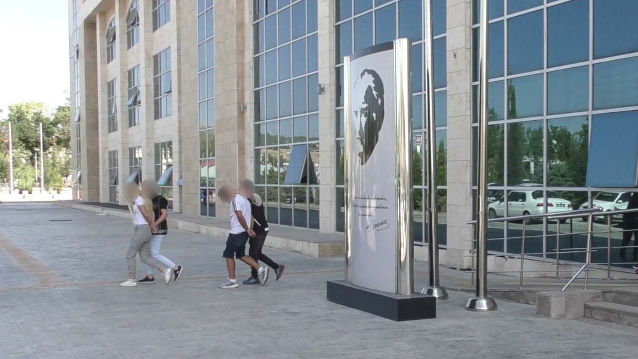 Uşak'ta uyuşturucu operasyonunda yakalanan 6 şüpheliden 3'ü tutuklandı