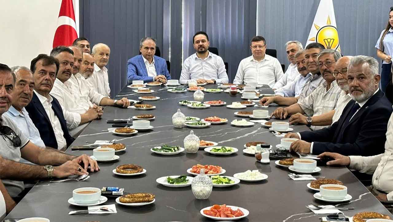 AK Parti Uşak ilçe başkanları kahvaltıda buluştu