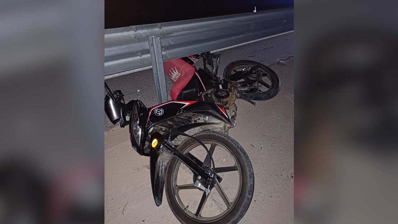 Gediz-Uşak kara yolunda bariyere çarpan motosikletin sürücüsü öldü