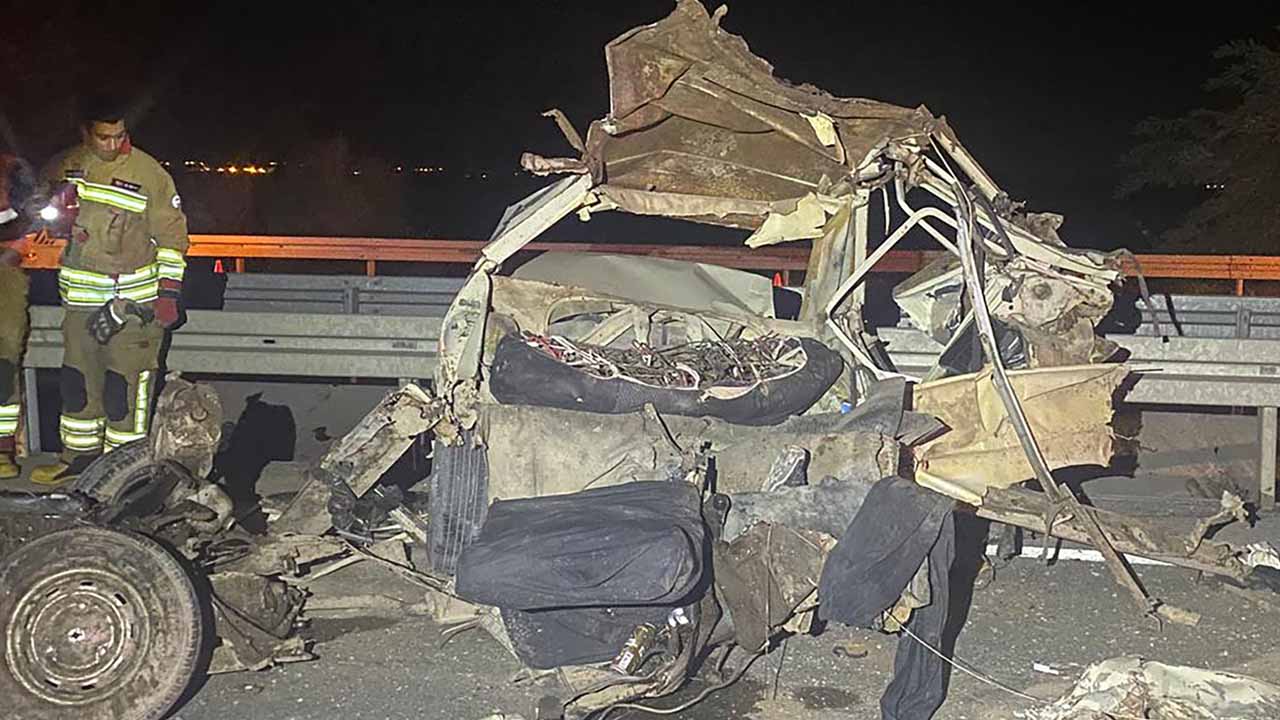 Akhisar'da ters yönde seyreden otomobil kamyonla çarpıştı, 2 kişi öldü