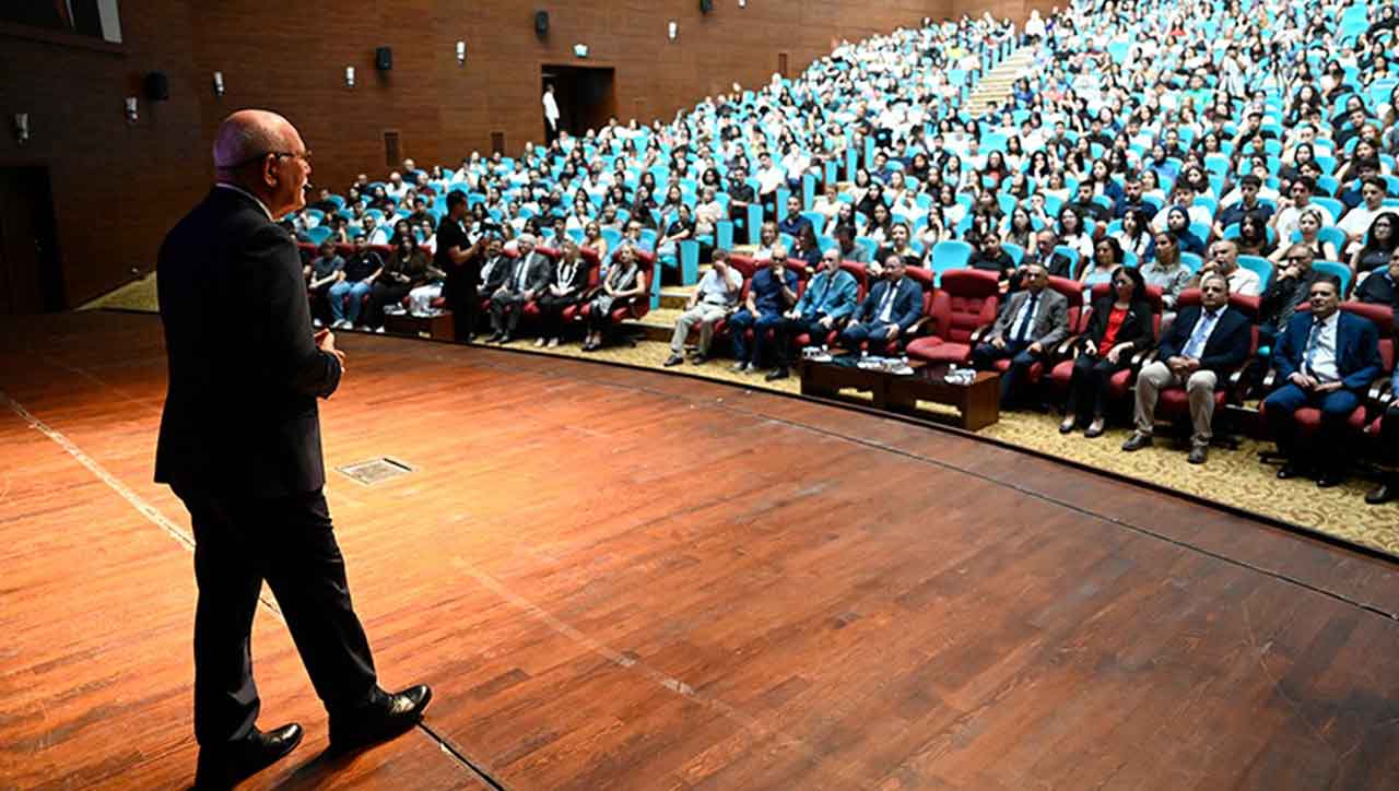 Uşak Üniversitesi’nde yeni öğrenci buluşması: Rektör Savaş’tan önemli tavsiyeler