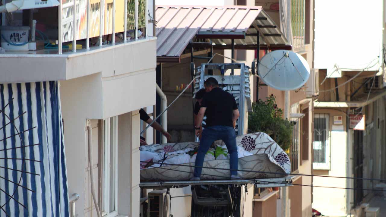 Aydın'da 310 kilo ağırlığındaki Barış Yıldırım'ın cenazesi eşya taşıma asansörüyle taşındı