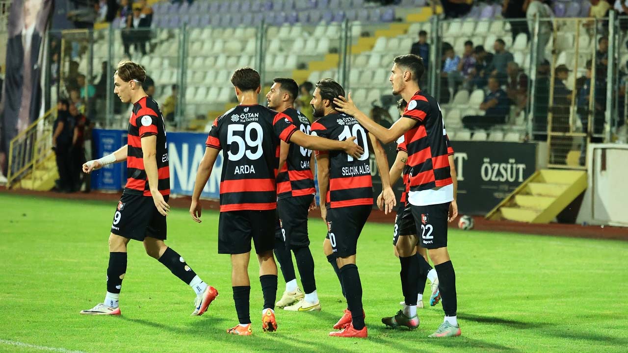 Zirvedeki Uşakspor Ayvalıkgücü maçına hazırlanıyor