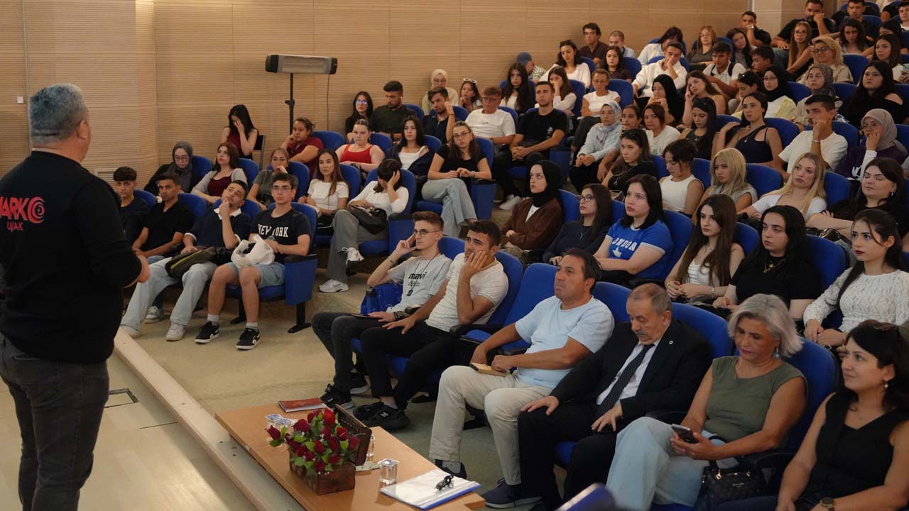 Uşak Üniversitesi’nde öğrencilere bağımlılığın fiziksel ve psikolojik etkileri anlatıldı