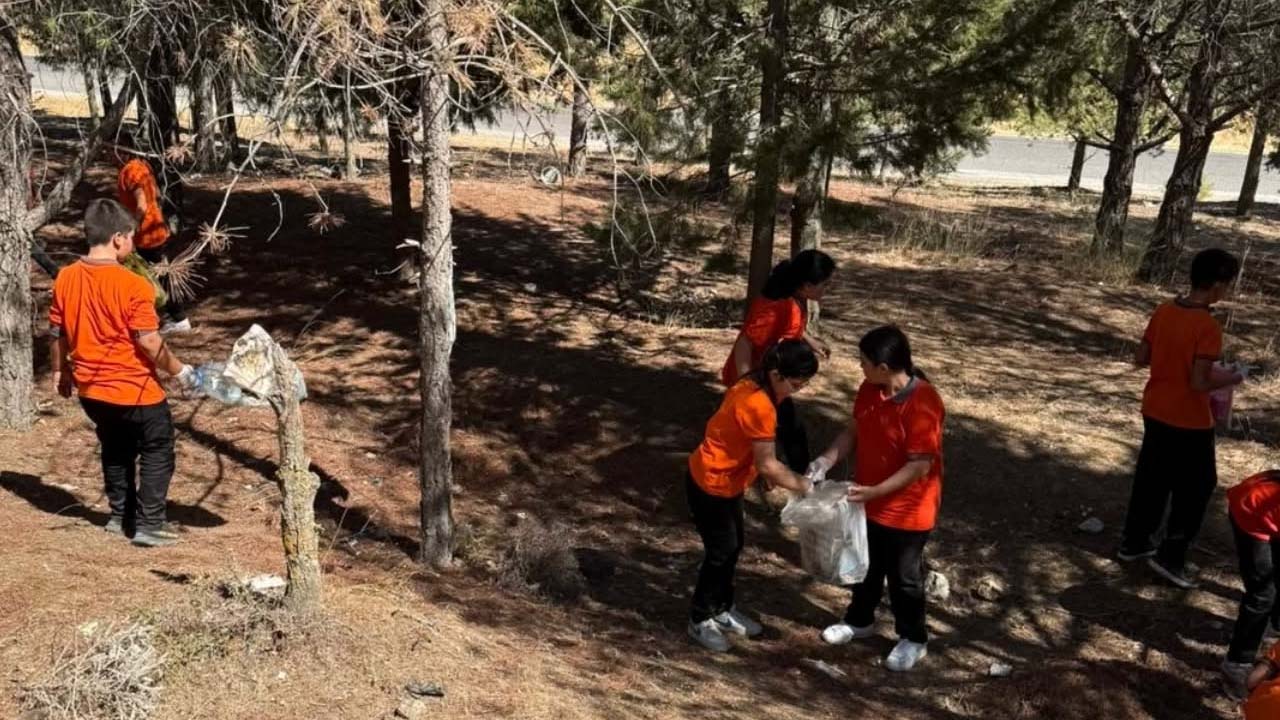 Eşme’de öğrenciler yeşil vatan için sahada