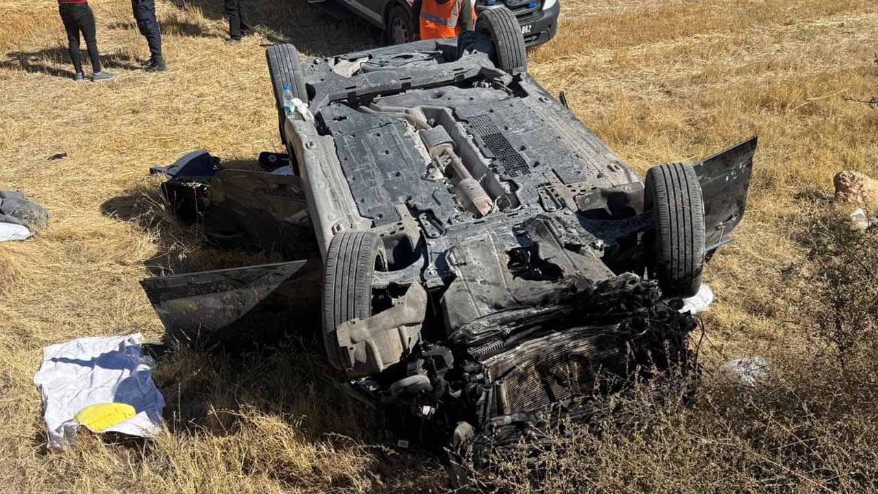 Uşak'ta tarlaya uçan otomobildeki 2 kişi yaralandı