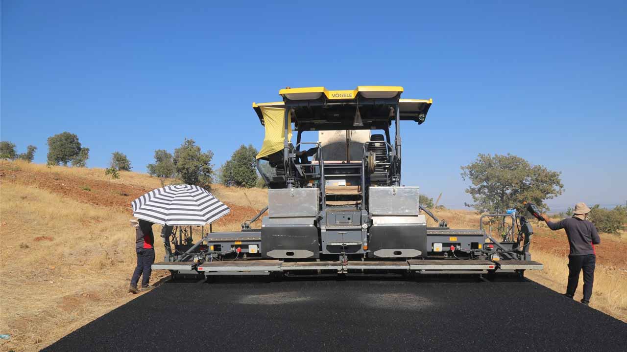Eşme’de yol çalışmaları hız kesmeden devam ediyor