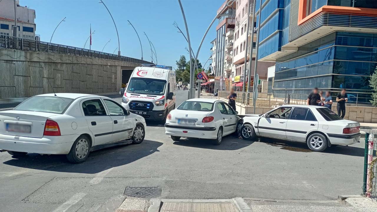 Uşak’ta 3 otomobil çarpıştı, 1 kişi yaralandı