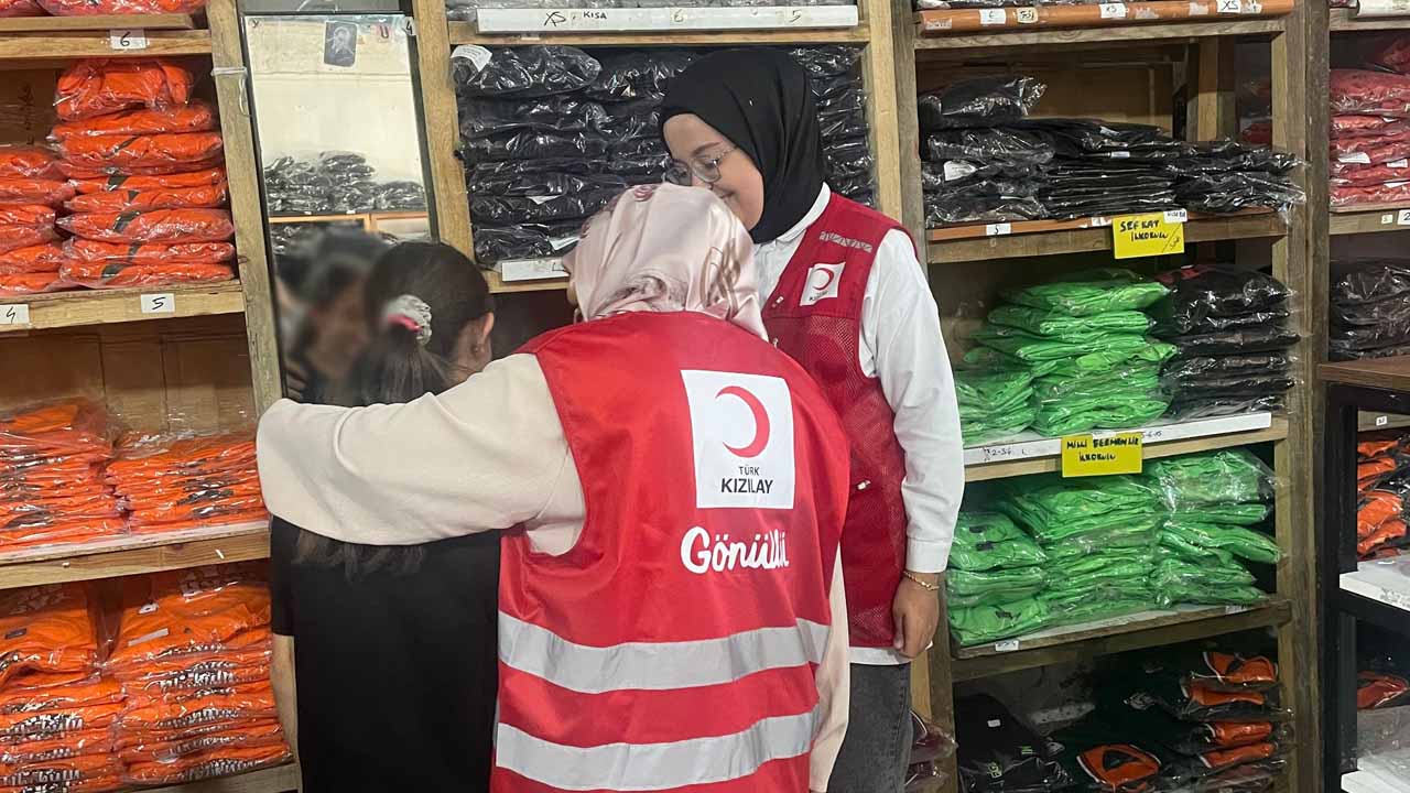 Uşak’ta 150 çocuk, yeni eğitim yılına Kızılay’ın hediyesiyle başladı