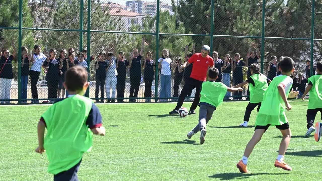 Uşak’ta yeni halı saha öğrencilerin hizmetinde