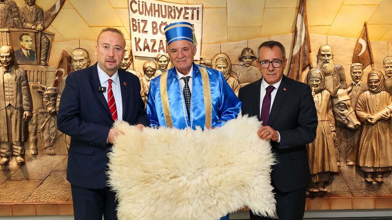 Başkan Yalım, yılın ahisine cübbesini giydirdi