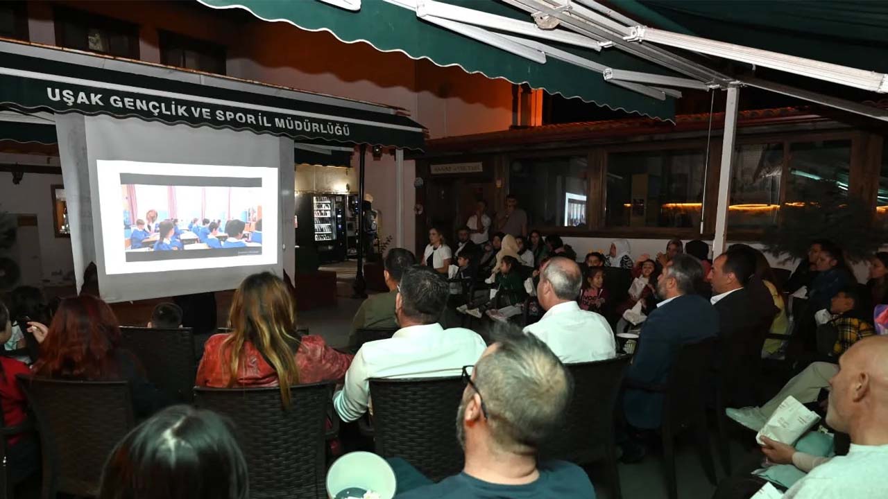 Uşak’ta öğrenciler ve aileler açık havada sinemasında buluştu
