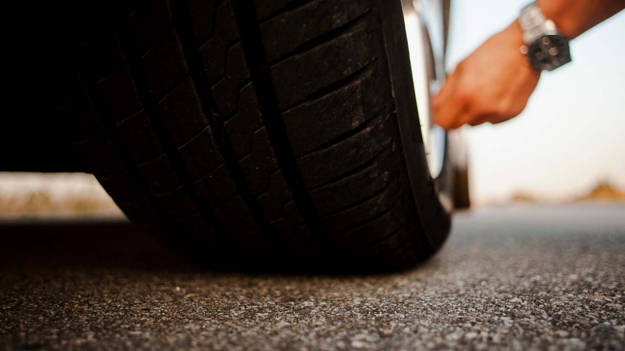 Asfaltın kralı kim? Yol tutuşuyla öne çıkan en iyi otomobiller açıklandı