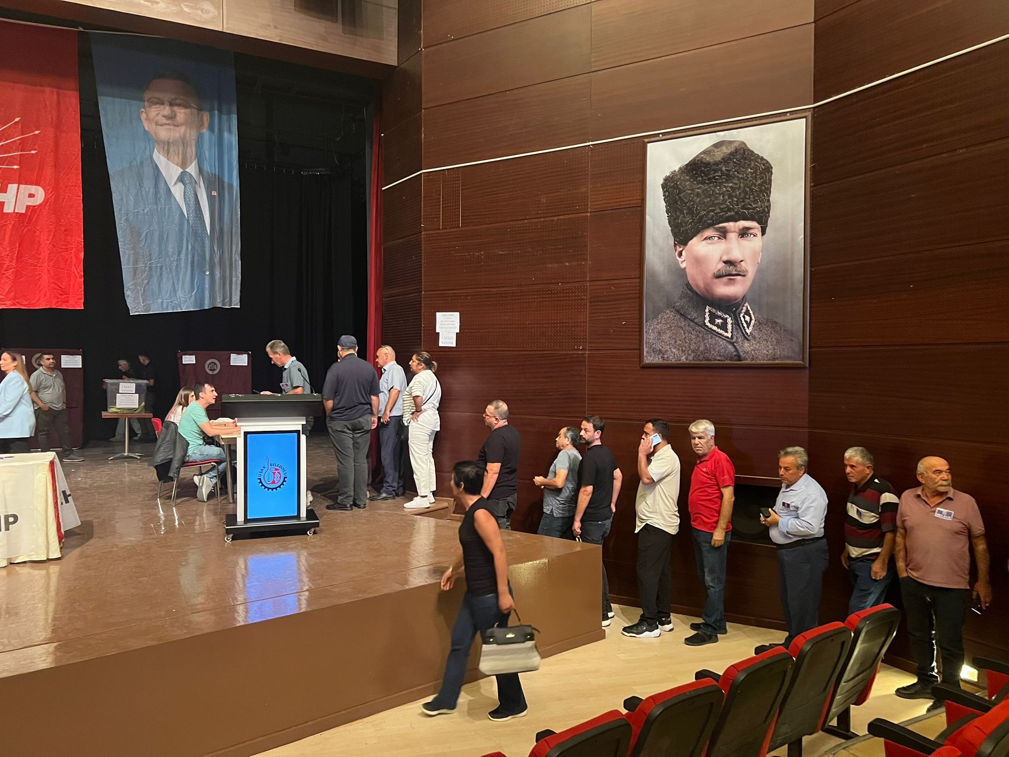 Uşak’ta CHP Kongresi heyecanı: İlçe Başkanlığına Ümit Akbel seçildi