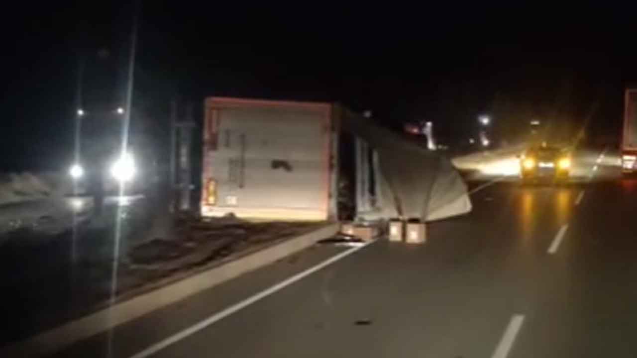 Uşak'ta devrilen tır trafiği aksattı