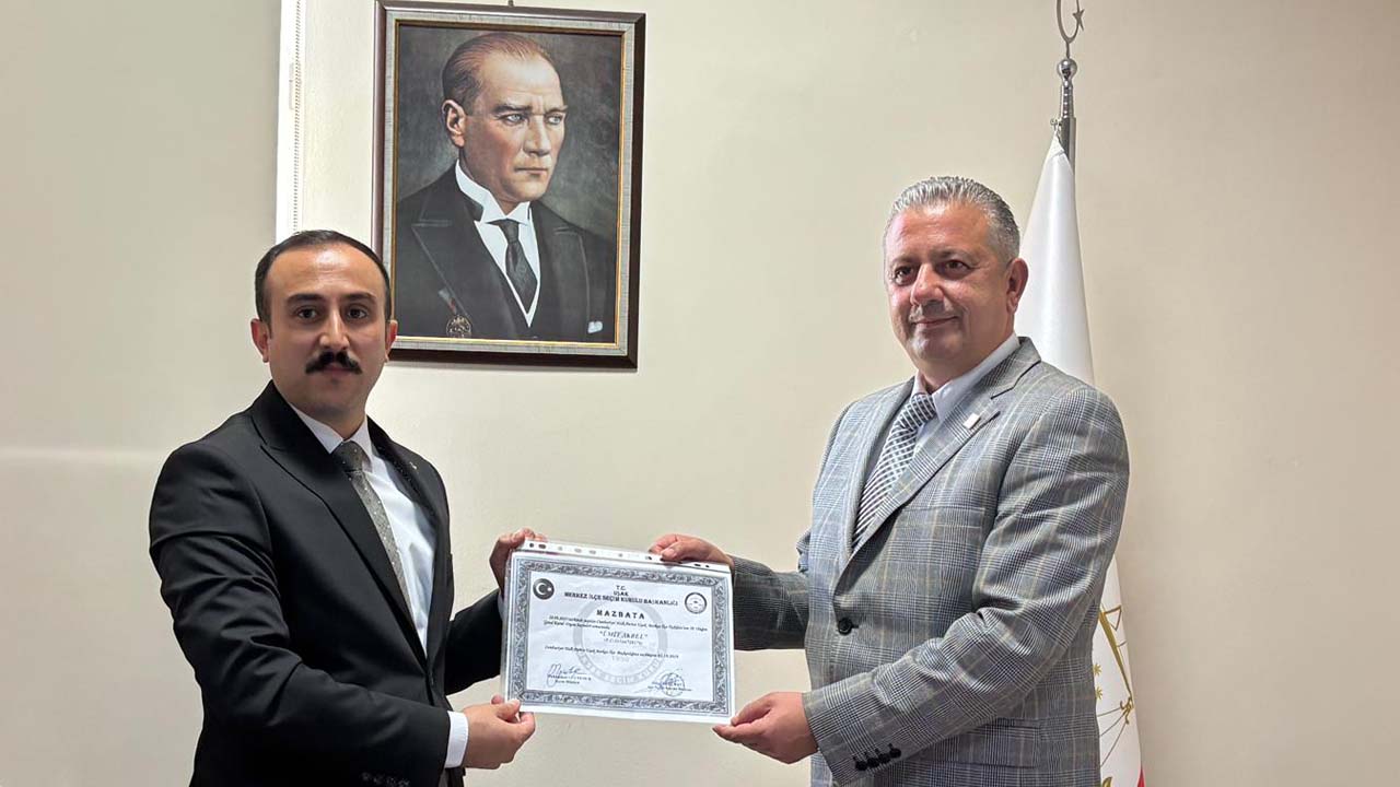 CHP Uşak İlçe Başkanı Ümit Akbel, mazbatasını aldı