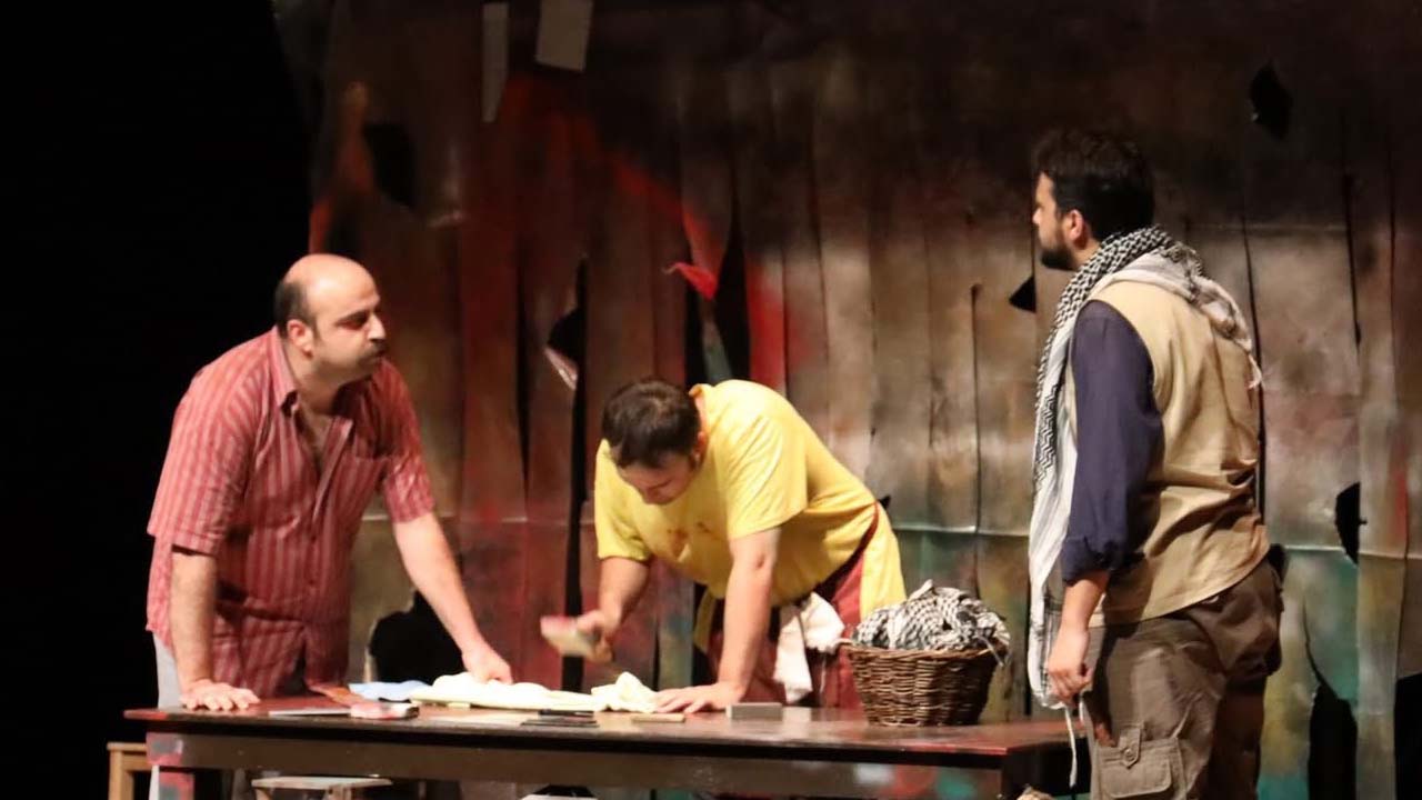 “Maskeliler” Uşak’ta sahnelendi, sanatseverlerden tam not