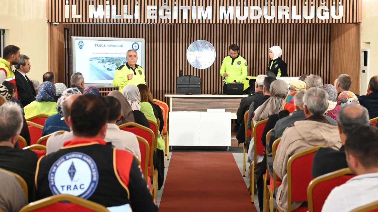 Okul yolları güvende, Uşak’ta şoför ve rehber personel eğitimi tamamlandı