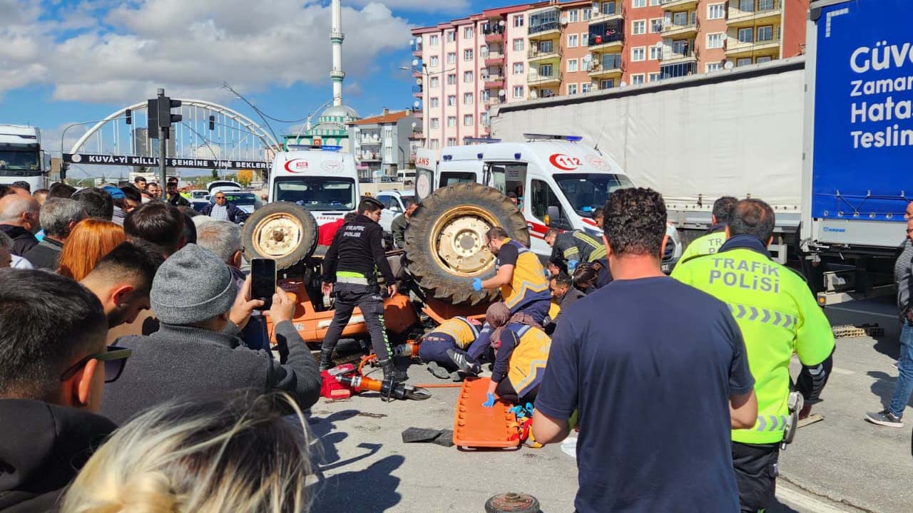 Uşak'ta 3 araç çarpıştı, 1 kişi yaralandı