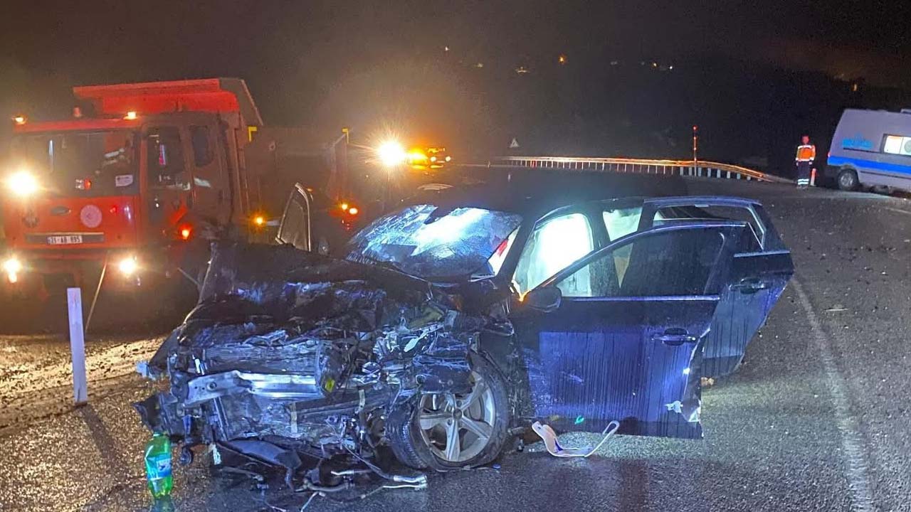 Acıpayam'da otomobille kamyonet çarpıştı: 1 kişi öldü, 4 kişi yaralandı