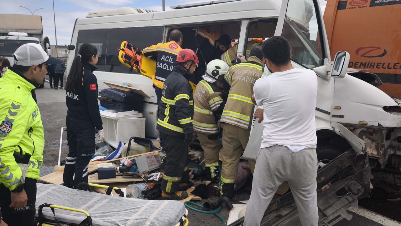 Kütahya'da Karayolları aracına çarpan karavanın sürücüsü öldü, eşi yaralandı
