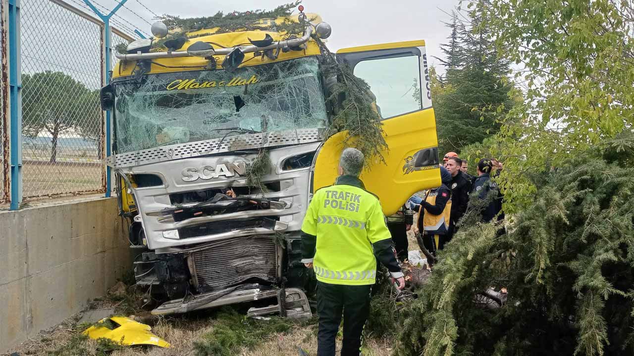 Uşak’ta direksiyon hakimiyetini kaybeden tır, havalimanı duvarına çarptı