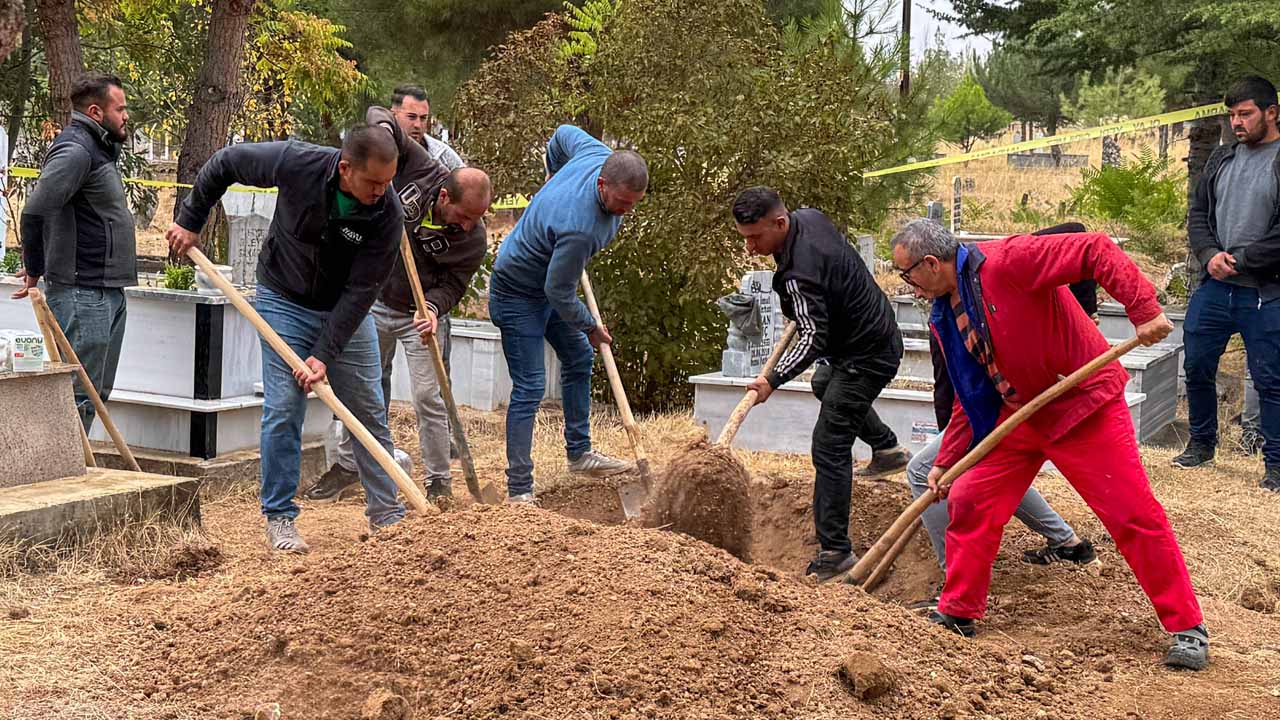 Uşak'ta morgda karışan cenaze, mezardan çıkarılıp yakınlarına verildi