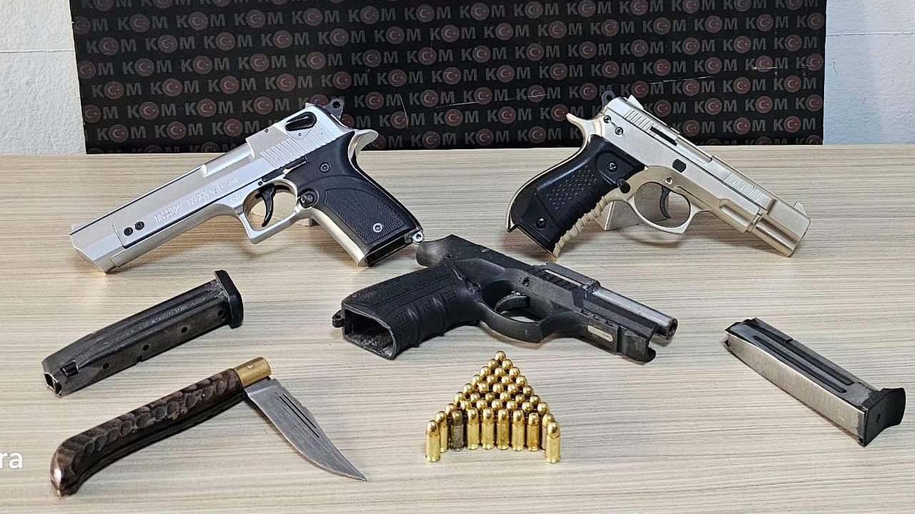 Uşak’ta 15 bin makaron, silah ve elektronik sigara ele geçirildi
