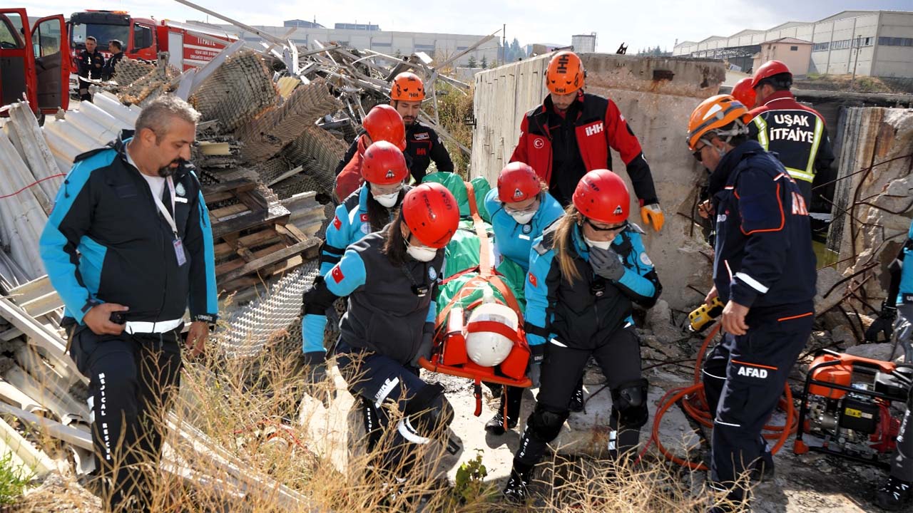 Uşak’ta gerçeğini aratmayan KBRN tatbikatı, ekipler zamana karşı yarıştı