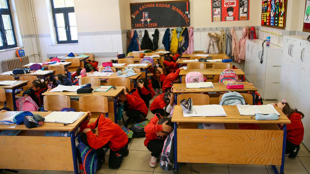 Uşak'taki okullarda afetlere karşı tatbikat yapıldı