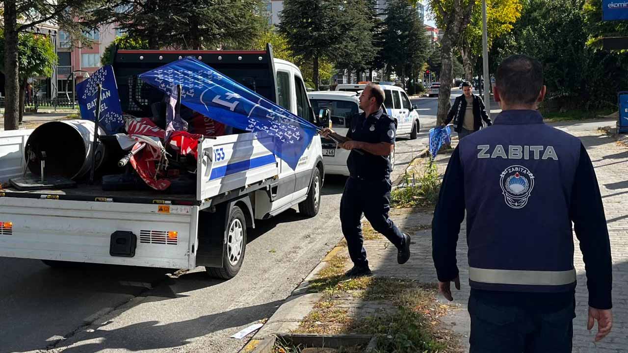 Uşak’ta kaldırım işgaline geçit yok, Zabıta ekipleri malzemeleri topladı