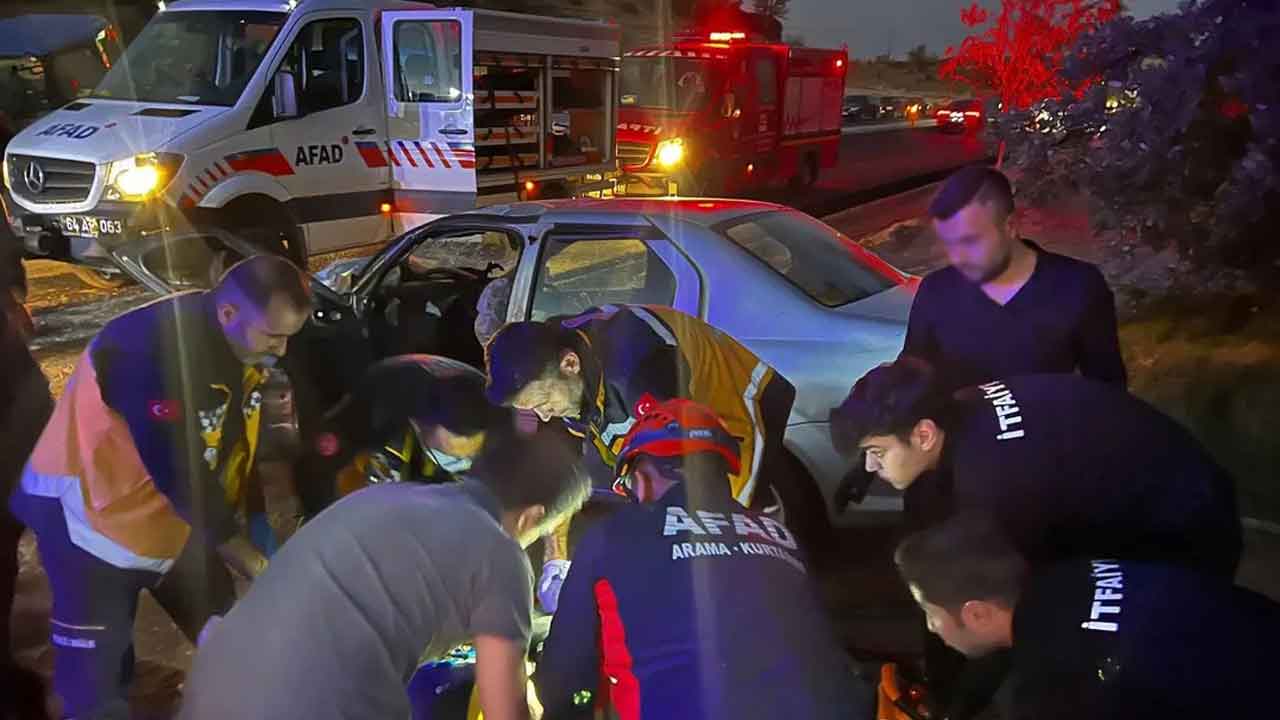 Uşak’ta traktörle çarpışan otomobilin sürücüsü araçta sıkıştı