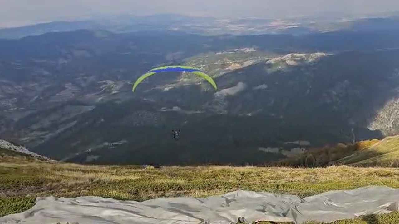 Çukurören’de bir ilk: Murat Dağı’ndan yamaç paraşütüyle atlayış