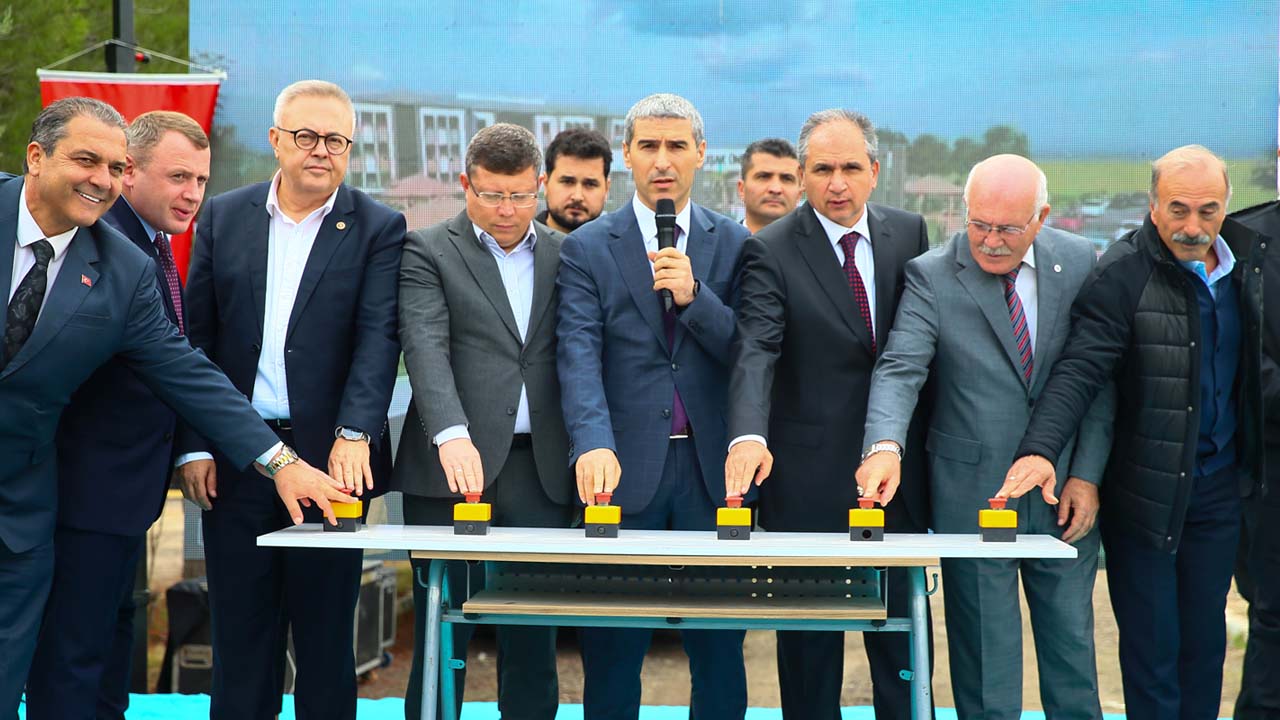 Uşak'ta meslek yüksekokulu ile sağlık müdürlüğü ve aile sağlığı merkezinin temeli atıldı