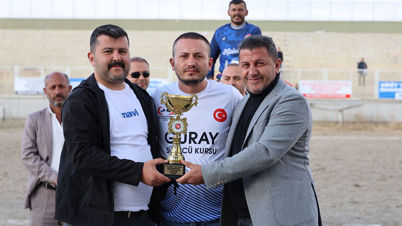 Uşak Geleneksel Atlı Cirit Kulübü Erzurum’da zirveye çok yaklaştı