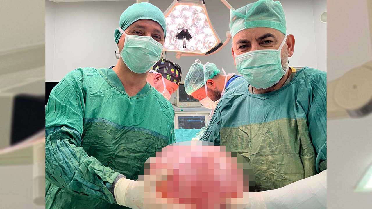 Öztan Hastanesi’nde 14,5 kiloluk dev kitle başarıyla çıkarıldı