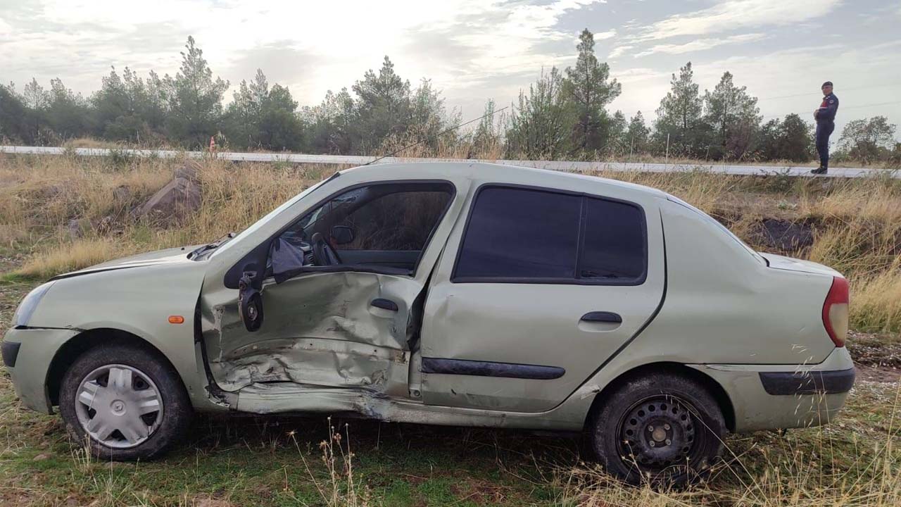 Uşak'ta hafif ticari araçla otomobil çarpıştı,  5 yaralı