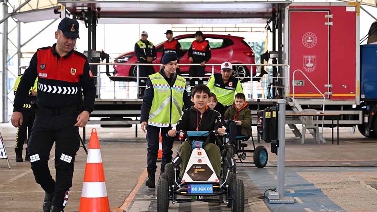 Uşak’ta Trafik Eğitim Tırı Büyük İlgi Gördü