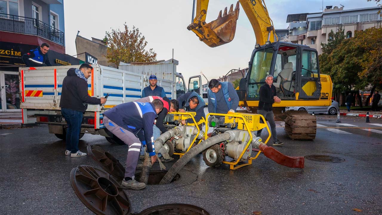 Uşak'ta 6 Metrelik Çukurda Su Kaçağı Operasyonu Başladı