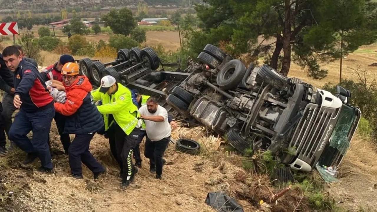 Uşak’ta Şarampole Yuvarlanan Tırın Sürücüsü Yaralandı