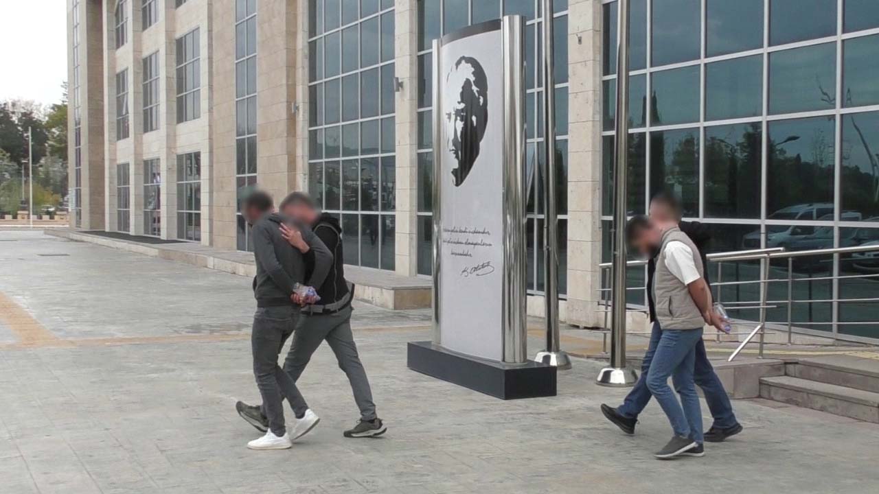 Uşak'ta yakalanan iki uyuşturucu satıcısı tutuklandı
