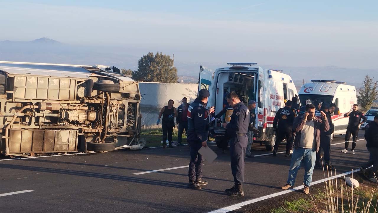 Uşak'ta tarım işçilerini taşıyan midibüsün devrildi,  23 kişi yaralandı