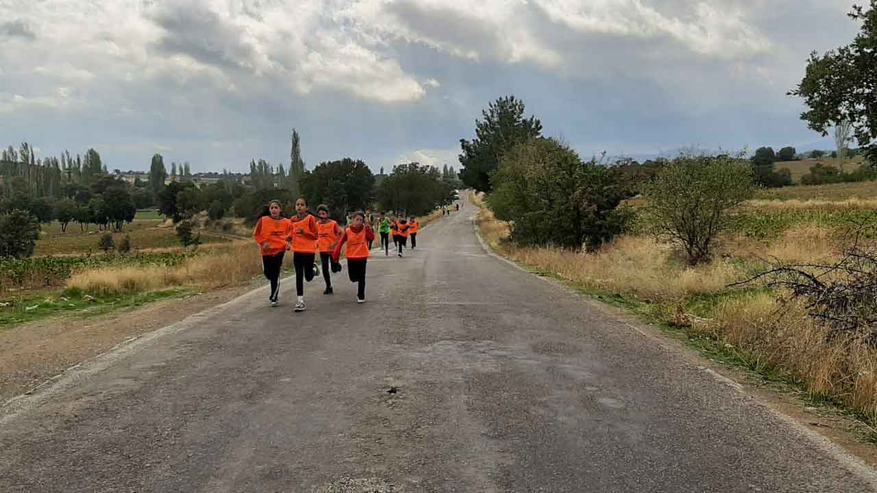 Eşmeli öğrenciler başarılarıyla adından söz ettiriyor